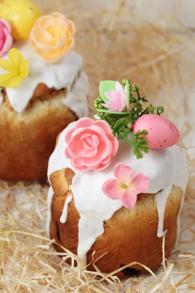 白いアイシングと砂糖の花を持つイースターケーキ — ストック写真
