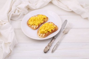 Tahta masada tost üzerine kızarmış yumurta