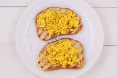 Tahta masada tost üzerine kızarmış yumurta