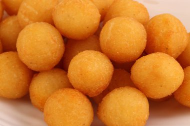 beyaz arka planda gevrek patates topları