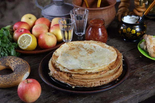 Pancake Apel Dan Vodka Atas Meja Kayu — Stok Foto