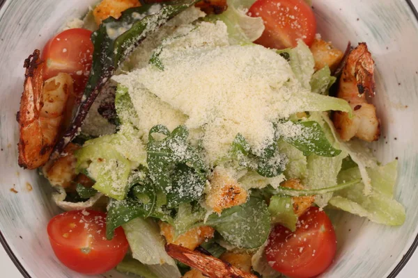 Salada Caesar Com Camarões Rei Molho Branco — Fotografia de Stock