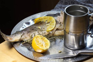 Limon ve biberiye ile kırmızı balık