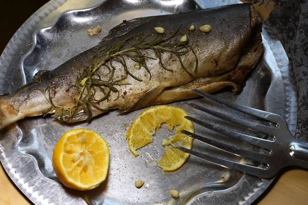 Rosa Lax Tillagad Ugnen Med Citron Och Rosmarin — Stockfoto