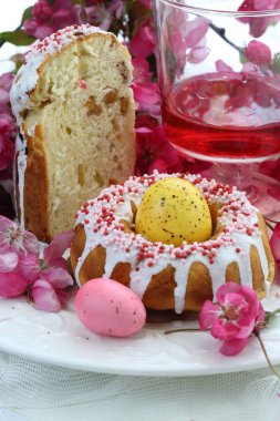 Paskalya kek, boyalı yumurta, buket ve kırmızı şarap