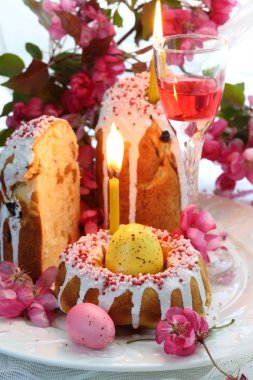 Paskalya kek, boyalı yumurta, şarap ve cennet elma çiçekleri ile natürmort