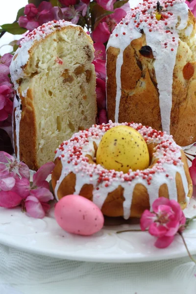 Ostereier Und Osterkuchen Auf Dem Festtagstisch — Stockfoto