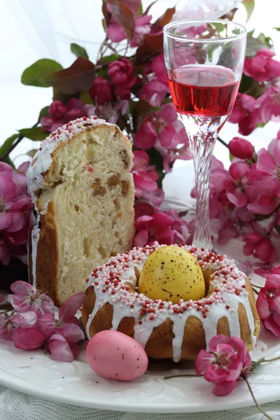 Torte Pasquali Uova Dipinte Bouquet Vino Rosso — Foto Stock