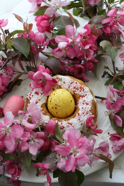 静静的生活与复活节蛋糕 彩绘鸡蛋 葡萄酒和天堂苹果的花朵 — 图库照片