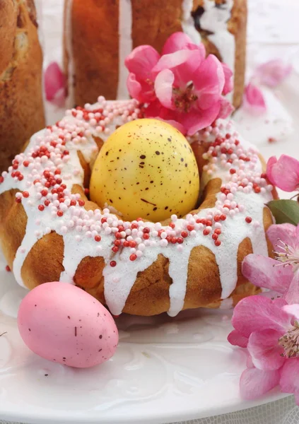 Natura Morta Con Dolci Pasquali Uova Dipinte Vino Fiori Mela — Foto Stock