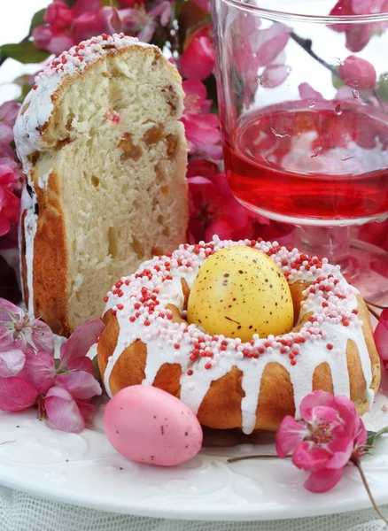 Natura Morta Con Dolci Pasquali Uova Dipinte Vino Fiori Mela — Foto Stock