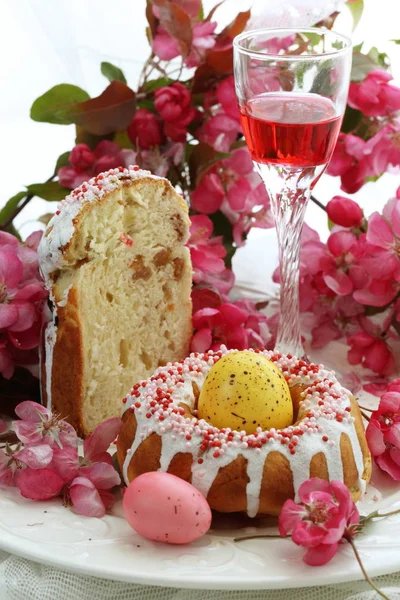 Stillleben Mit Osterkuchen Bemalten Eiern Wein Und Paradiesapfelblüten — Stockfoto