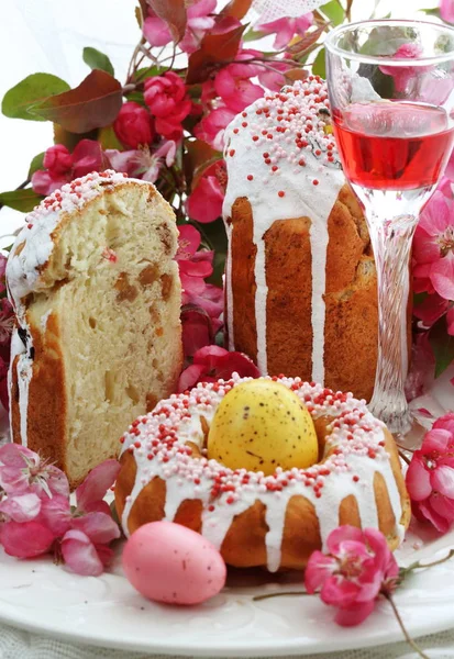 复活节蛋糕 花束和红酒 — 图库照片