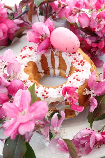 イースターケーキと楽園のリンゴの花と静物 — ストック写真