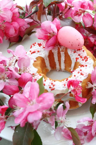 节日餐桌上的复活节蛋糕和彩蛋 — 图库照片