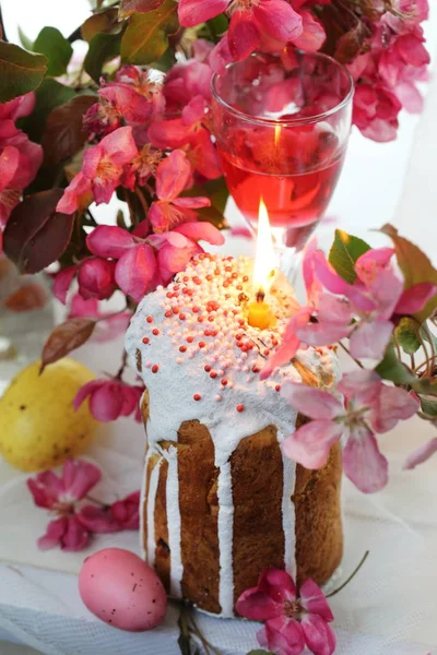 静静的生活与复活节蛋糕和天堂苹果的花朵 — 图库照片