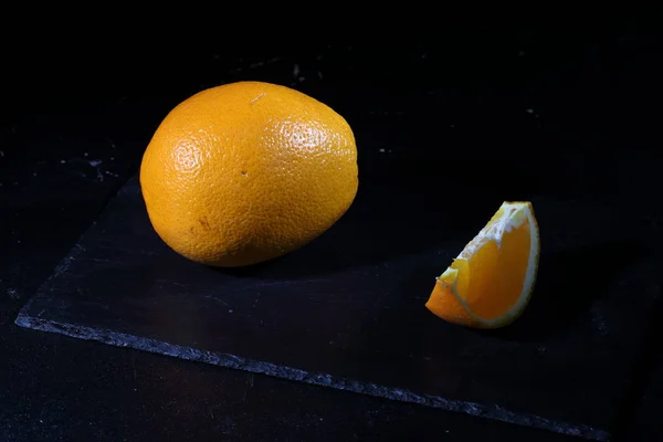 Rebanada Naranja Naranja Sobre Fondo Oscuro —  Fotos de Stock