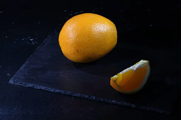 Naranja Naranja Sobre Fondo Oscuro Rebanada Naranja —  Fotos de Stock