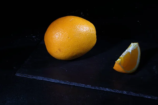 Fatia Laranja Laranja Sobre Fundo Escuro — Fotografia de Stock