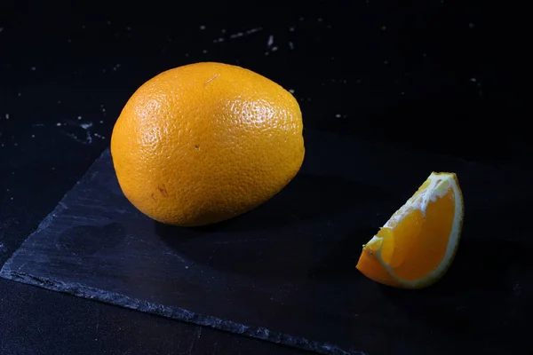 Naranja Naranja Sobre Fondo Oscuro Rebanada Naranja —  Fotos de Stock
