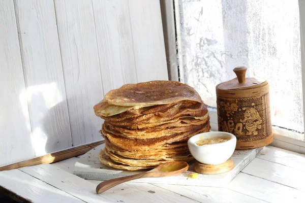 Pannkakor Med Honung Ett Träbord — Stockfoto