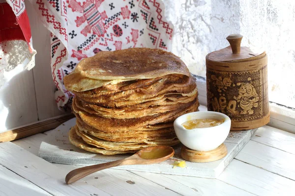 Pancake Dengan Madu Pancake Dengan Madu Atas Meja Kayu — Stok Foto