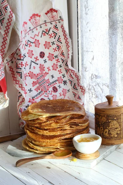 Pfannkuchen Mit Honig Auf Einem Holztisch — Stockfoto