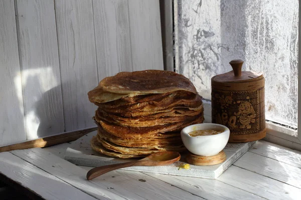 Pancake Dengan Madu Pancake Dengan Madu Atas Meja Kayu — Stok Foto