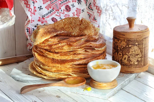 Panquecas Com Mel Uma Mesa Madeira — Fotografia de Stock