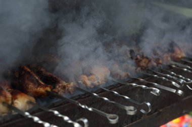 Şişler üzerinde Domuz Kebaplar. Domuz Kebapları. 