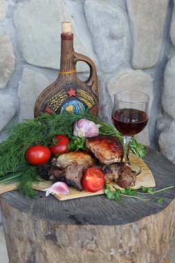 sebze, otlar ve kırmızı şarap ile kebap