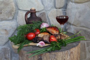 sebze, otlar ve kırmızı şarap ile kebap
