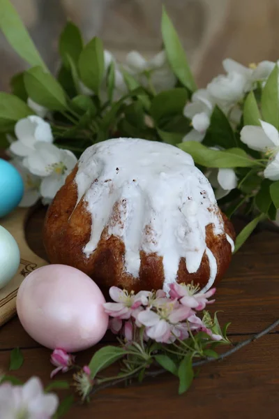 Tort Wielkanocny Malowane Jaja Otoczone Kwiatami — Zdjęcie stockowe