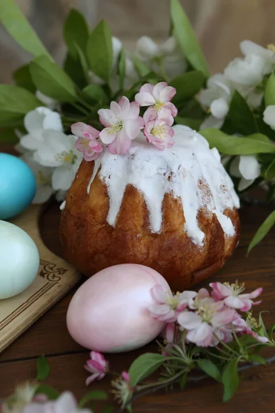 画鸡蛋和复活节蛋糕在木桌上 — 图库照片