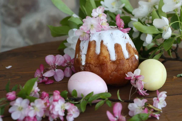 Пасхальный Торт Окрашенные Яйца Окружены Цветами — стоковое фото