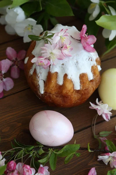 부활절 케이크 그려진 계란과 — 스톡 사진