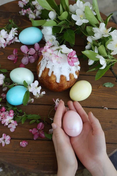 Uovo Pasqua Nelle Mani Bambino Una Torta Glassa Zucchero — Foto Stock