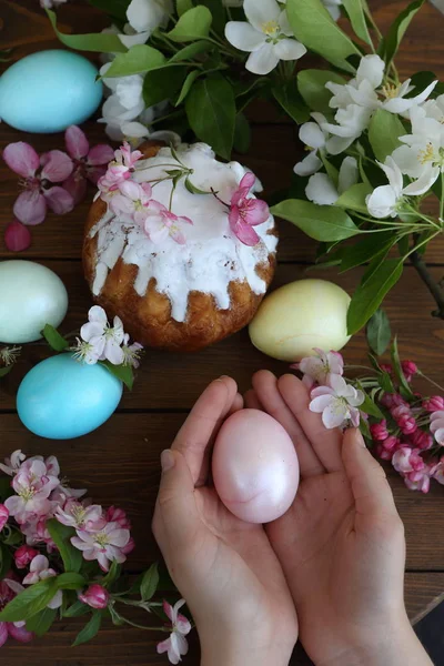Uovo Pasqua Nelle Mani Bambino Una Torta Glassa Zucchero Tavolo — Foto Stock