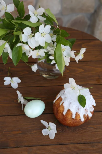 糖中的复活节蛋糕和一束盛开的茉莉花 — 图库照片