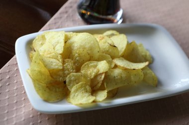 Koyu biralı cips. Uzun bir bardakkoyu bira