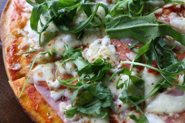 Jambon domates, peynir ve arugula ile Pizza