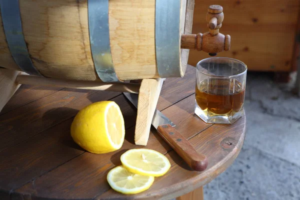 Brandy Limone Bicchiere Brandy Intorno Una Botte Quercia — Foto Stock