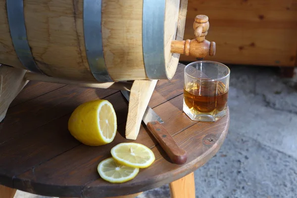 レモンのブランデー オーク樽の周りにブランデーのグラス — ストック写真