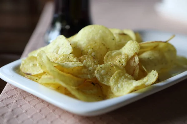 Chips Mit Dunklem Bier Dunkles Bier Einem Hohen Glas — Stockfoto