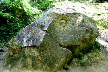 Doğal geçit. Taşlar ve mağaralar üzerinde yosun