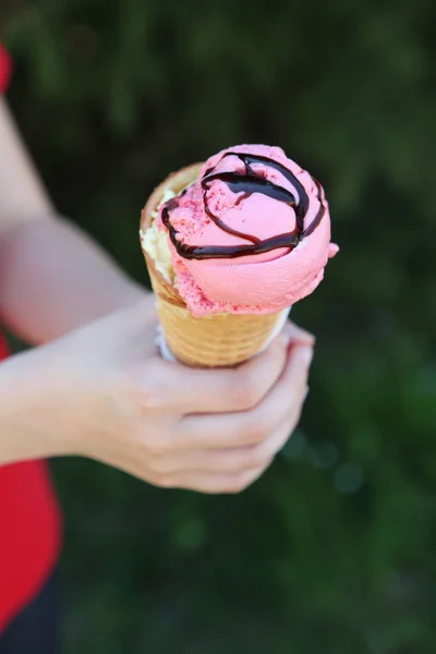 Мороженое Детских Руках Клубничное Мороженое Вафельном Конусе — стоковое фото