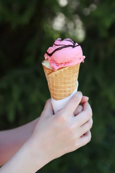 Krim Tangan Anak Anak Krim Stroberi Dalam Wafel Cone — Stok Foto