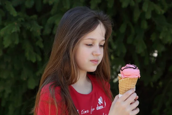 公園でおいしいポプシクルを食べる女の子 — ストック写真