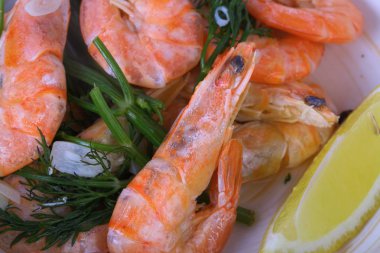 Dereotu ve limonile haşlanmış karides. Haşlanmış karides