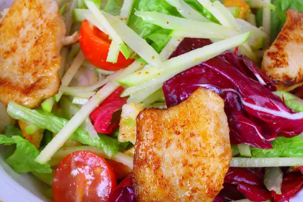 Salada Com Frango Pepino Tomates Repolho Aipo Óleo Azeitona Salada — Fotografia de Stock